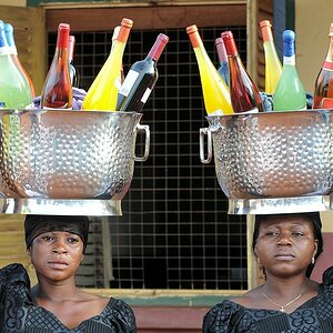 Auf einer Trauerfeier werden die Geschenke präsentiert
Kumasi
4314