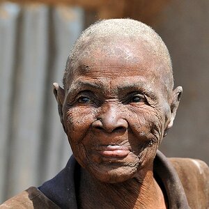 Oma in einen Dorf in Westbenin
6706