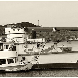 Hafen Duisburg - 06.04.2012 - Schiffsfriedhof