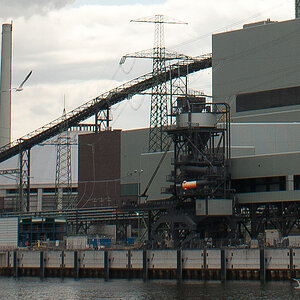 DSC1870as 883 ps1
Hier ein 100% Ausschnitt aus dem vorhergehenden Bild des Neubaus des Kohlekraftwerks Moorburg. Das alte MF-Objektiv ist mit dem Sens