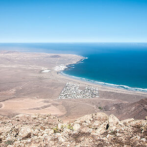 La Santa und Playa Famara von den Montana Famara.