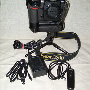 Nikon D200 mit USB-Kabel, Ladegerät und Kabelauslöser
