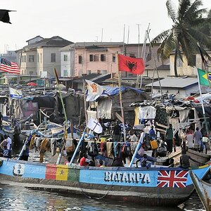 Im Hafen sind hunderte von Fischerbooten
3682