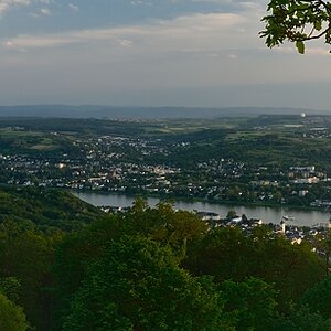 DSC0099 NF-F
Blick vom Petersberg auf Drachenfels, Drachenburg und das Ländchen
D800, 1.4/24mm@f/11, 1/3s