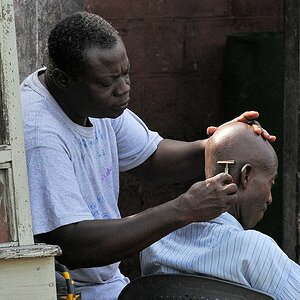 Friseur beim "Potato Cut"
in James Town
3218