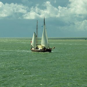 auf dem Wattenmeer
Kamera - Information
Modell:	NIKON D700	ISO.:	200 No gain
Datum:	2011:08:07 11:59:14	Belichtung:	1/320 S bei f/9.0 Bias 0.00
GPS-Da