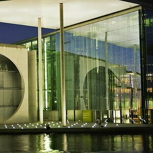 Reflexionseffekte üben - abends im Regierungsviertel in Berlin

Wie immer:
Nikon F-501
Nikkor 35-70

Ausnahmsweise in Farbe und bunt!