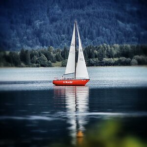 rotes segelboot