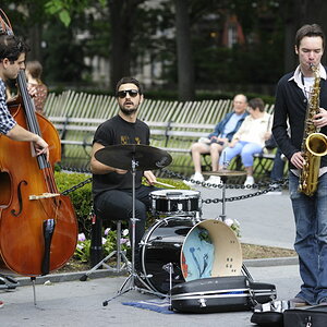 Ein junges Jazz-Trio gibt ein kostenloses Konzert auf dem Washington Square, NYC