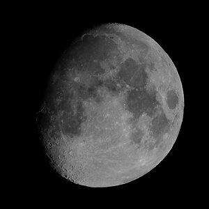 Mond

Nikon J1 / FT1 / Tamron SP 70-300 VC

300.0mm / f/6.3 / 0.0063s (1/160) / ISO 100

(nicht ganz ein Crob, der wäre ~ 1200x1200)