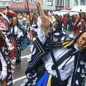 Rottweil, Narrensprung am Rosenmontag, 23.02.2009. Nikon D200, AF-Nikkor 2/35 D. ISO 400, Blende 5.6, 1/400 sec. NEF-Datei bearbeitet mit GraphicConve