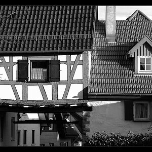 Schatten der Vergangenheit ... ;)
Hersteller: NIKON
Kamera:	E990
Datum: 05.11.2000 16:30:32
Blende: f 5,7
ISO-Wert: 100
Belichtungszeit: 1/23 s