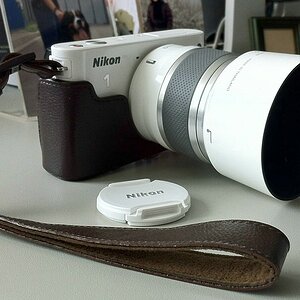 J1 mit Hülle und Lederhandschlaufe von Nikon (Knipsbild zur Ansicht mit dem iPhone)