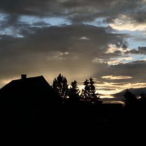 Sonnenuntergang mit dem klares Kontras fast geschafft