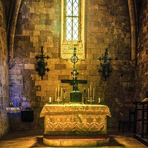 Villerimos Chapell, das Licht fällt duch dünn geschliffene bernsteinfarbige Steinscheiben auf den Altar. Gleichtzeitig wird Licht in einer anderen Lic