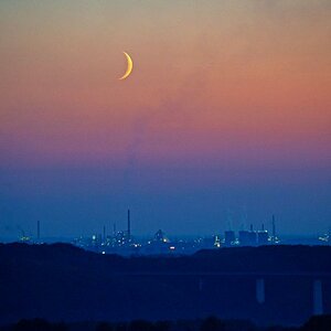 Blaue Stunde mit Mond über Duisburg-Hüttenheim