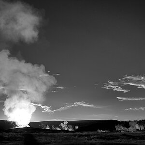 DSC 0366 sw NF-F
Sonnenuntergang hinter Old Faithful (1)