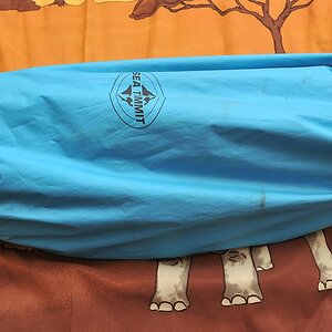 und so sieht es verpackt aus.
Die Öffnung wird eingerollt und der Veschluss zusammengesteckt. Es ist dann auch gleich ein Handgriff.
Der Stativfuß die
