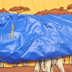 uns so sieht es verpackt aus.
Der Beutel ist nicht tauchfähig, hält aber auch mal
einen Wasserschwall ab.
Eine spontane Reise im Kinderschlauchboot du