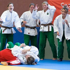 Judo - nicht mein Bild, gehört zu diesem Thread:
http://www.nikon-fotografie.de/vbulletin/foto-diskussionen/203900-judo-ohne-aktion-trotzdem-spannend.
