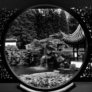 Chinesischer Garten - Bochum - 15.09.2012 - Wasserfall im runden Fenster
