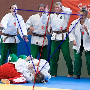 Kompositionsbetrachtung Judo-Foto

Foto von User Scherbe:
http://www.nikon-fotografie.de/vbulletin/member.php?u=6296