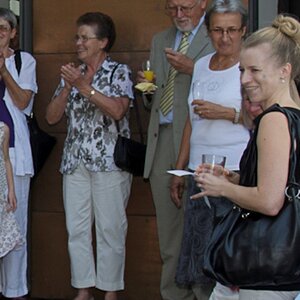 Grüner Fleck im Gesicht der Frau richts im Bild