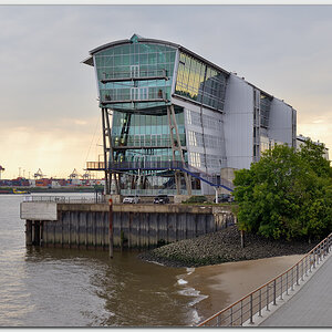 Das alte Kreuzfahrtterminal in Hamburg Altona
(CNX2 Bearbeitung)