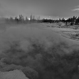 DSC 0879 sw NF-F
West Thumb Geyser Basin, Halbmond über dem Black Pool
