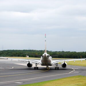 F1 Flieger vor Startbahn