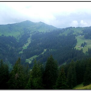 Blick auf das 1787m Hohe Riedberger Horn. Der Weg führt uns entlang einiger Alpen und Gasthäuser...die Route sieht gemütlicher aus, als sie dann wirkl