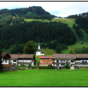 Blick auf die Kapelle von Bolsterlang, sowie die Hörnerbahn mit der Mittelstation. Ein sehr schöner kleiner Art am Rande der Hörnerkette.