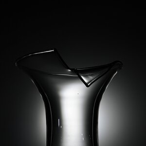 Vase vor Heimkinoleinwand mit Taschenlampe beleuchtet...der kleine Fleck auf der Vase ist ein Lufteinschluss im Glas