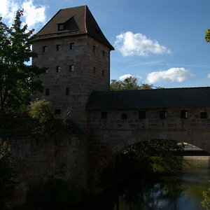 Nürnberg: Stadtmauer mit Turm blaues "B"