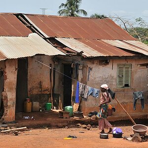 das afrikanische Leben findet vor dem Haus statt ...
2149