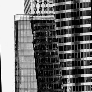 gerade und schräge Fassaden - La Defense - Paris; SW um die Spiegelungen besser zur Geltung zu bringen