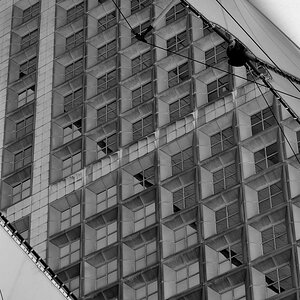 Blick durch die Segel im unteren Berich des L'Arche - Paris - La Defense.Die durch das Segel zu sehenden Fenster liegen im Innenbereich des 103 m hohe