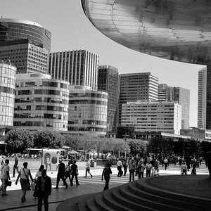 im hektischen Büroviertels La Defense von Paris herrscht um die Mittagszeit reges Treiben,nach 14 Uhr ist der Stadtteil wie ausgestorben, Alle sind wi