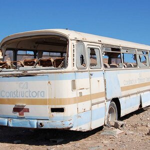 Ein alter  ausgedienter Mercedes Bus der Baureihe O 302