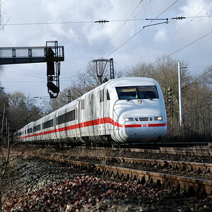 ICE 401 558-2 am 24.01.2009 im westlichen Vorfeld des Fürther Hbf.