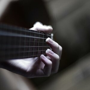 Alex spielt Gitarre.