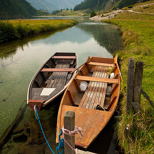14 Boote vor Bergkulisse