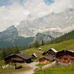 17 Almhütten vor der Dachstein Südwand