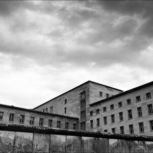 08 Luftfahrtministerium mit Mauer - Topographie des Terrors - Berlin 09-2012
