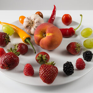 Fruits D800E Studio Shot, auf 800px Breite verkleinert mit eigener Methode, die höhere Ortsfrequenzen im Original nur dämpft (hier 50%) und nicht absc