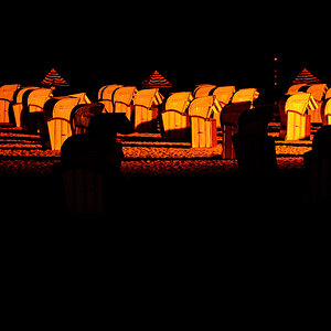Strandkörbe bei Nacht
