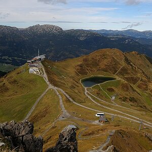 comp DSC 1355 bearbeitet

Bergstation Kanzelwand vom Gipfel aus gesehen