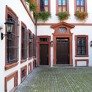 comp DSC 1420 bearbeitet

Schelfenhaus mit Stadtbibliothek in Volkach