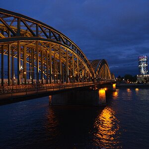 Köln 0001

Deutzer Brücke Nacht
Freihand OOC nur mit Traumfliegersoftware verkleinert


D800E 24-120 F4.0
Belichtung: 1/8s F5.6 ISO4000 -1.00eV
Brennw