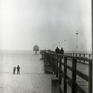 Kamera: Agfa Isolar 408 - Baujahr 1928
Film: Kodak Tri-X - belichtet auf ISO 200
Entwickler: Spürsinn HCD-2